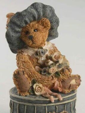 Victoria - The Lady-Box - 2004 - Bearstone Collection by Boyds Bears BOXED